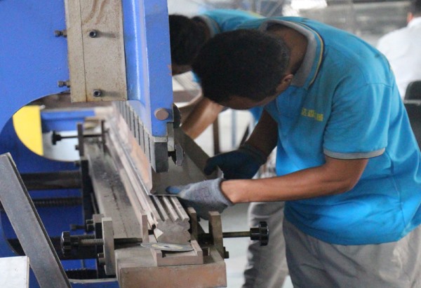 成人看片免费設備工人生產車間線展示